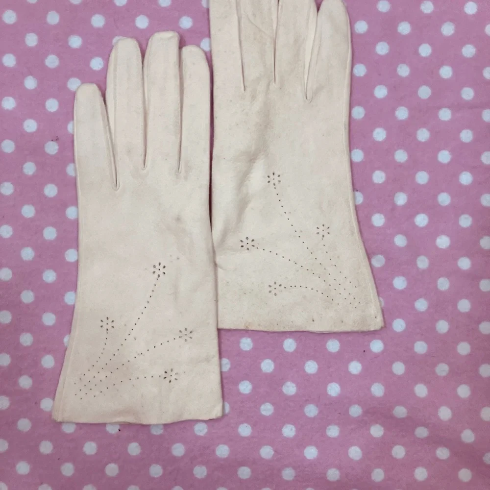 Elegant Cream Gloves